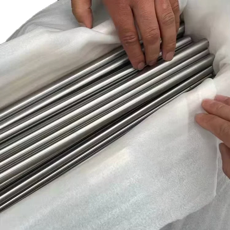 Embalaje protector de la varilla de titanio con espuma blanda para evitar arañazos.