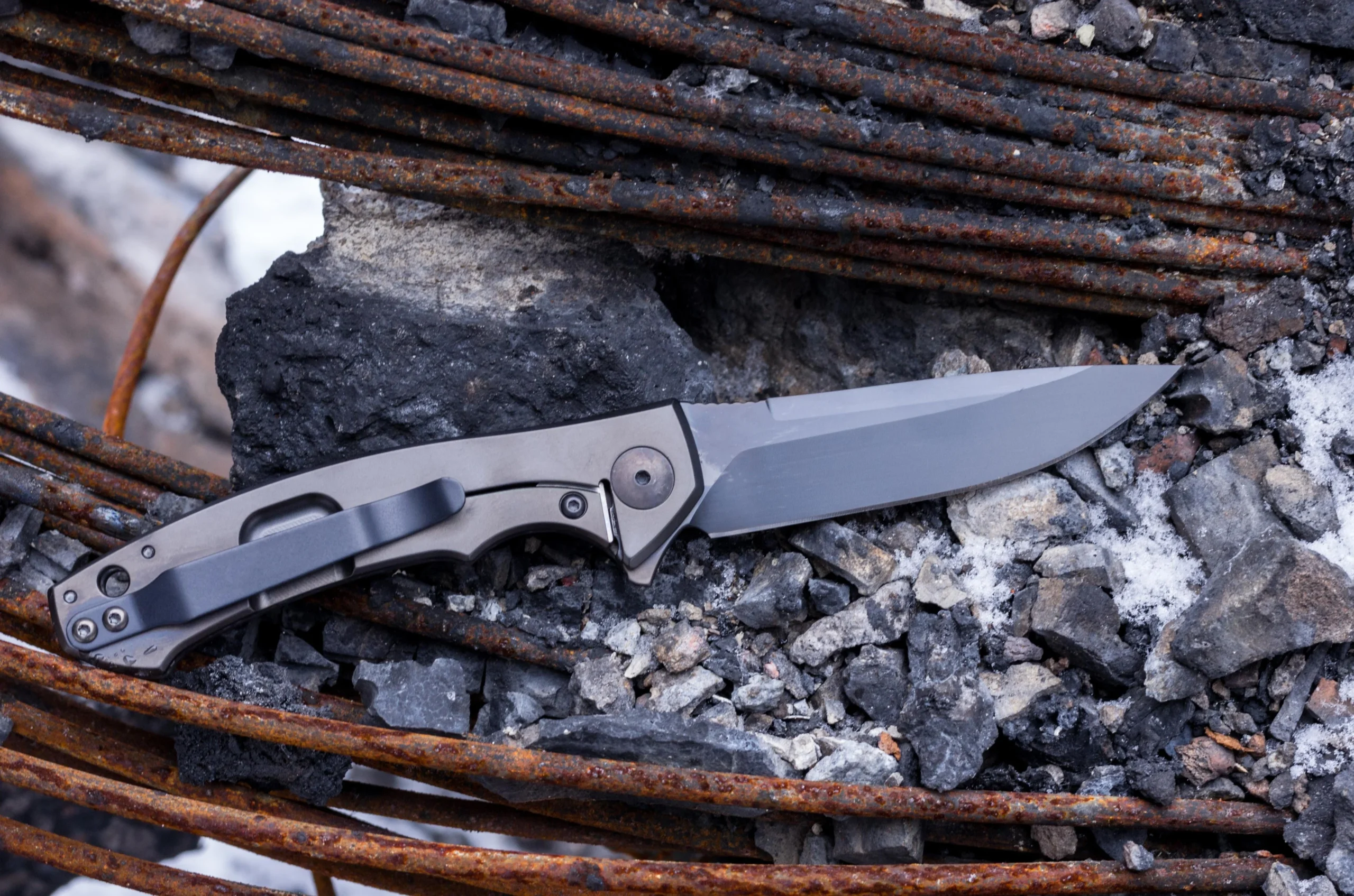 ¿Es bueno el titanio para los cuchillos? Guía sobre el óxido y la retención del filo 1 Cuchillos de titanio a escala