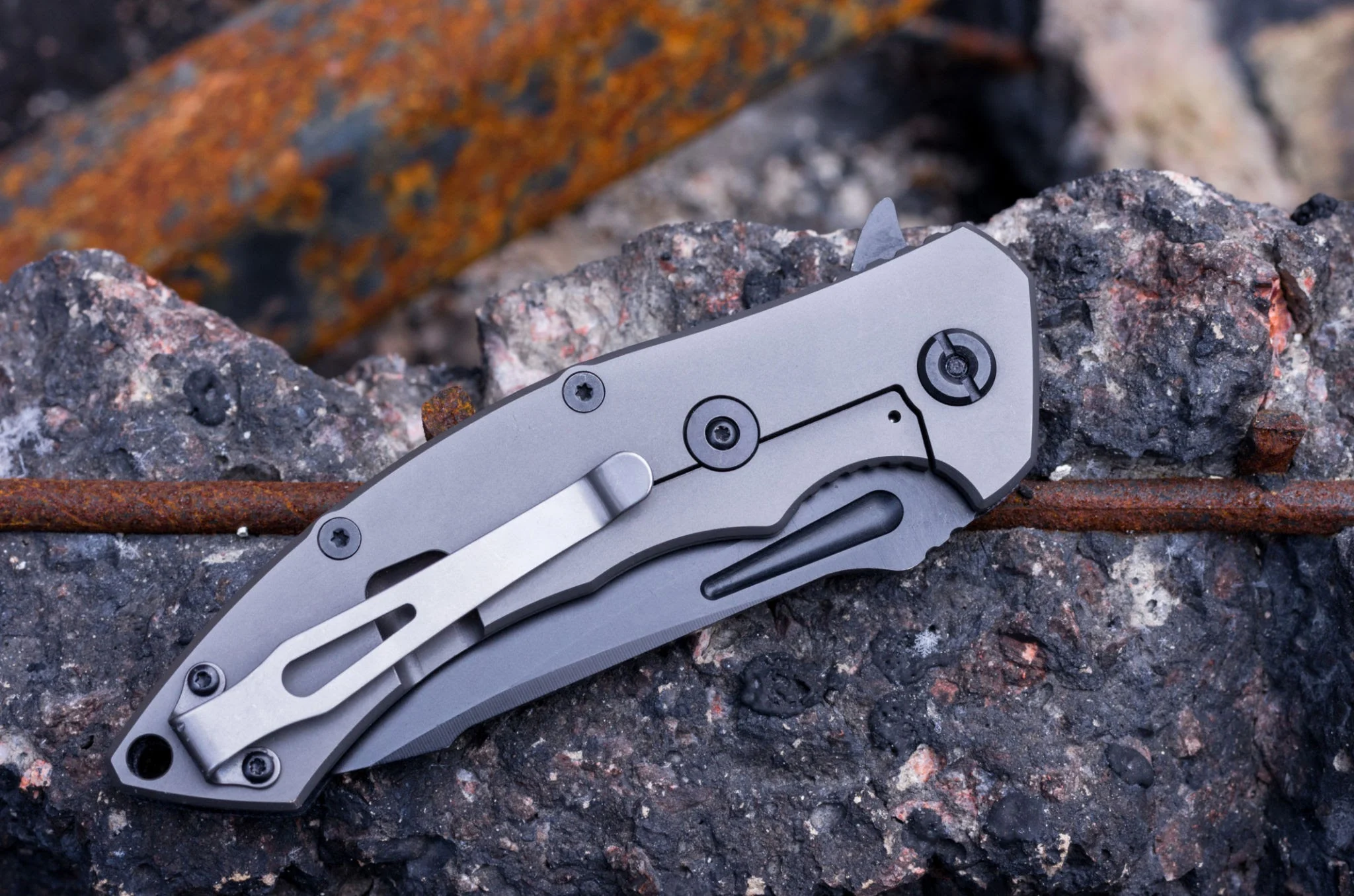 ¿Es bueno el titanio para los cuchillos? Óxido vs. Retención del filo Guía 2 Cuchillos de titanio