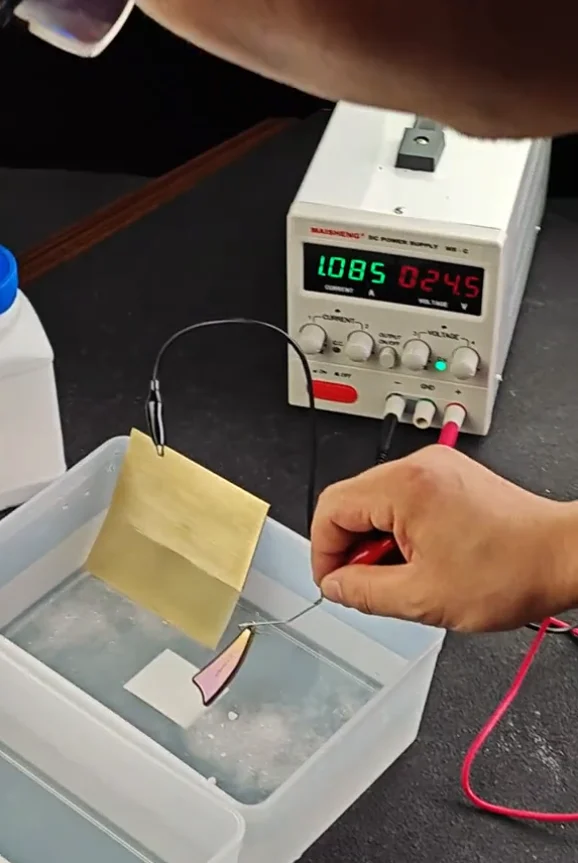 Titanium Anodizing Guide: Voltage Chart, Colors & Process 4 Professional titanium anodizing setup with DC power supply and electrolyte bath.