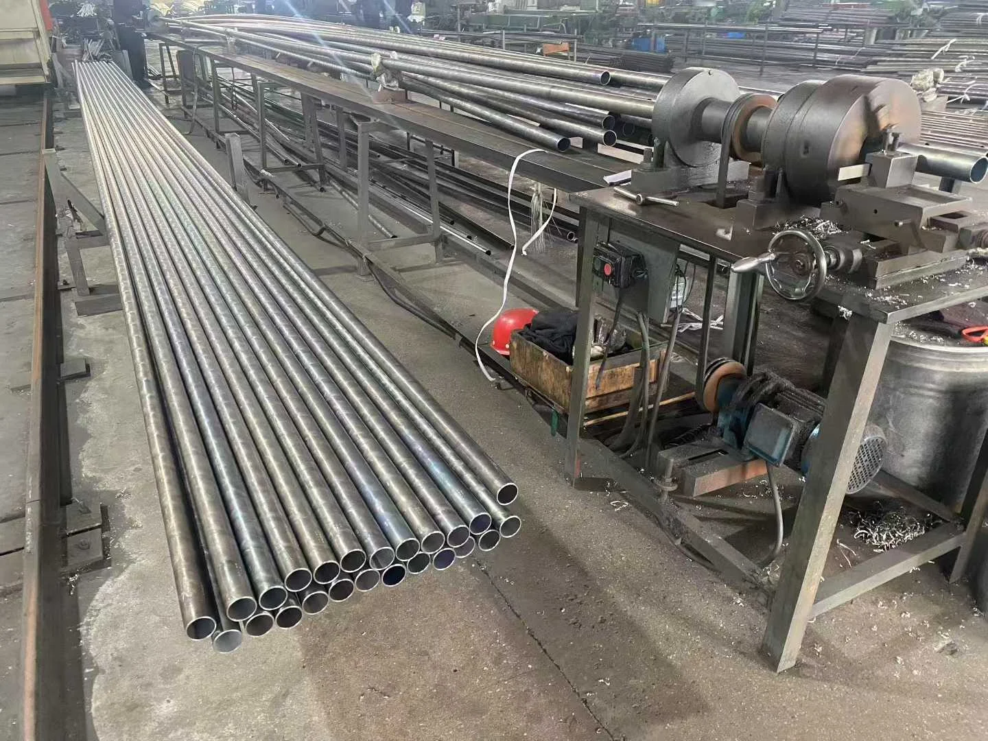 Top 10 Titanium Manufacturers & Suppliers in the World: 2026 Global Supply Chain Report 4 Polished titanium bar inventory and export wooden crate packaging process in HonTitan modern warehouse