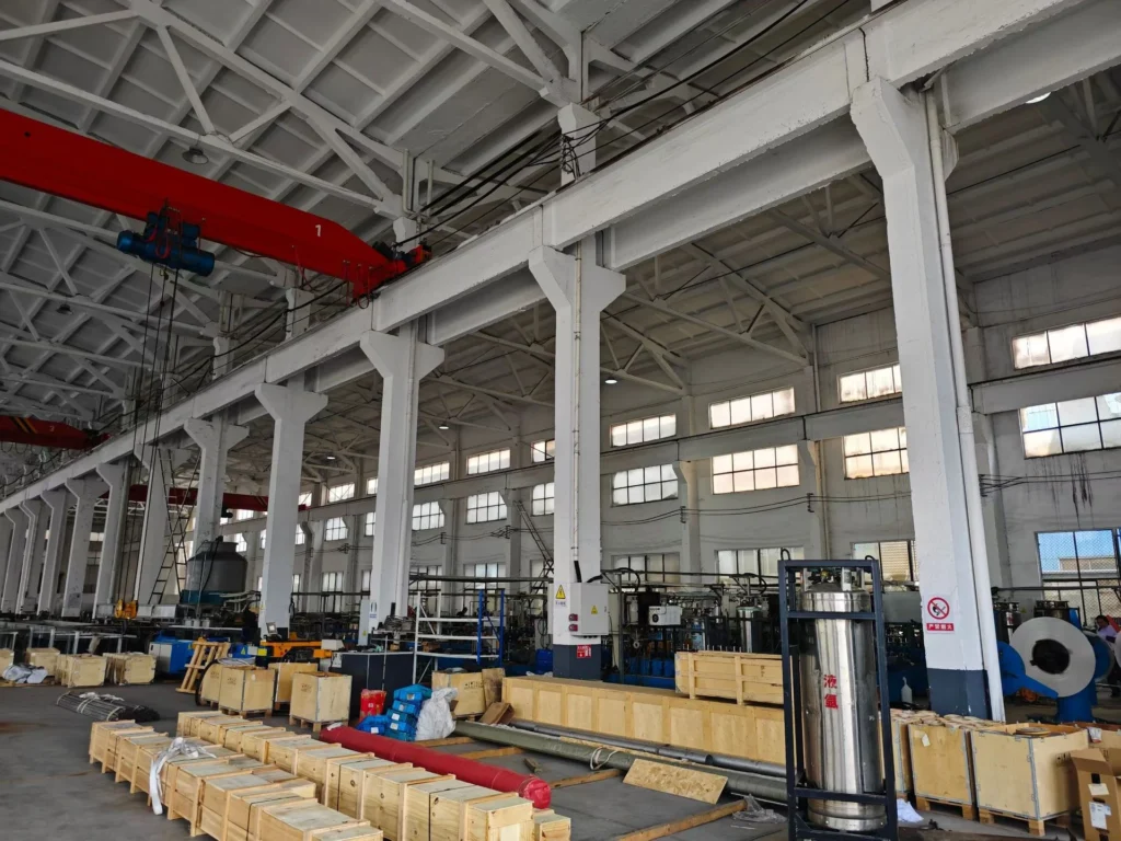 ASTM B338 против ASTM B861: Окончательное руководство по титановым трубам и трубопроводам 4 Большие запасы бесшовных и сварных титановых труб складированы на складе HonTitan, а рабочие обеспечивают стабильность цепочки поставок.