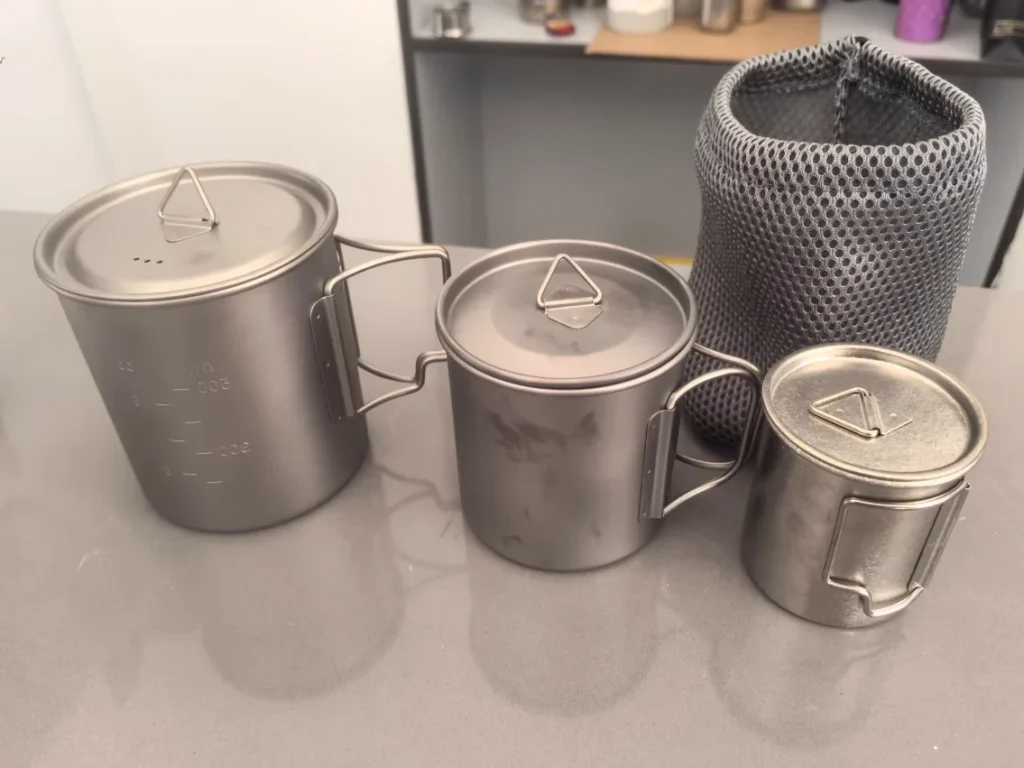 Principais fabricantes de copos de titânio na China: Guia de fornecimento OEM 2026 2 Trabalhador a inspecionar matérias-primas de titânio puro de grau 1 na fábrica da HonTitan em Baoji, China.