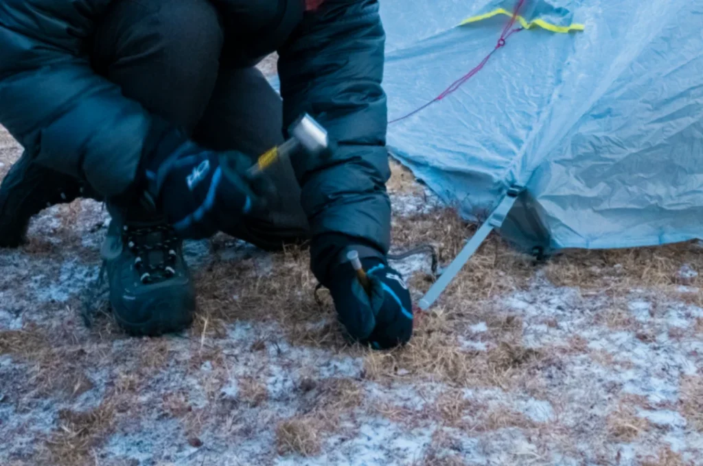 Piquetas de titanio en forma de V que muestran la máxima capacidad de sujeción en arena y nieve