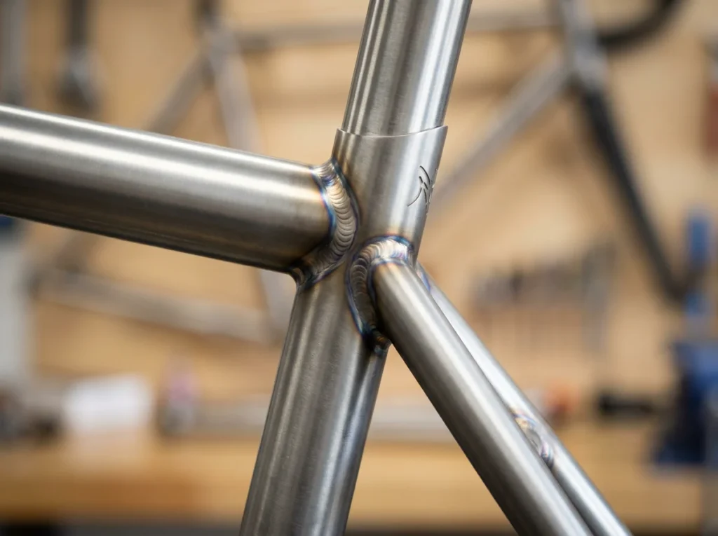 Lavorazione del titanio di grado 9 (Ti-3Al-2,5V): Guida completa a velocità, avanzamenti e proprietà 5 Telaio per bicicletta ad alte prestazioni realizzato con tubi in titanio grado 9 formati a freddo.