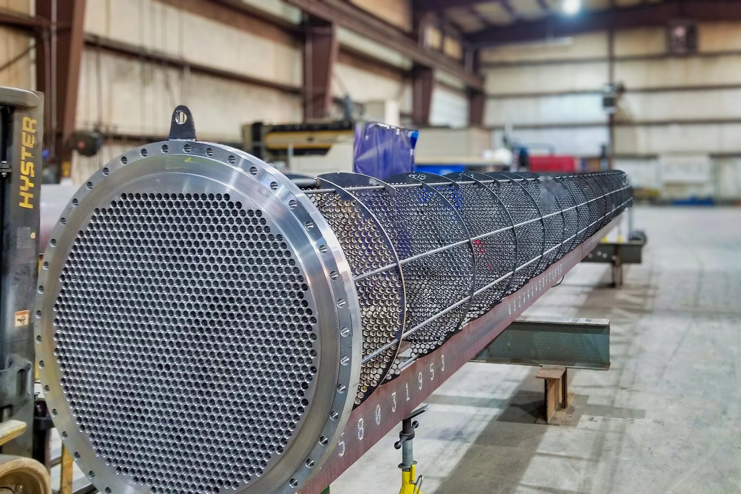 Titânio CP vs. Liga de Titânio (Ti-6Al-4V): Um Guia Prático para a Seleção de Materiais 2 Tubos de titânio comercialmente puro de grau 2 para permutadores de calor, instalados numa unidade industrial de processamento químico