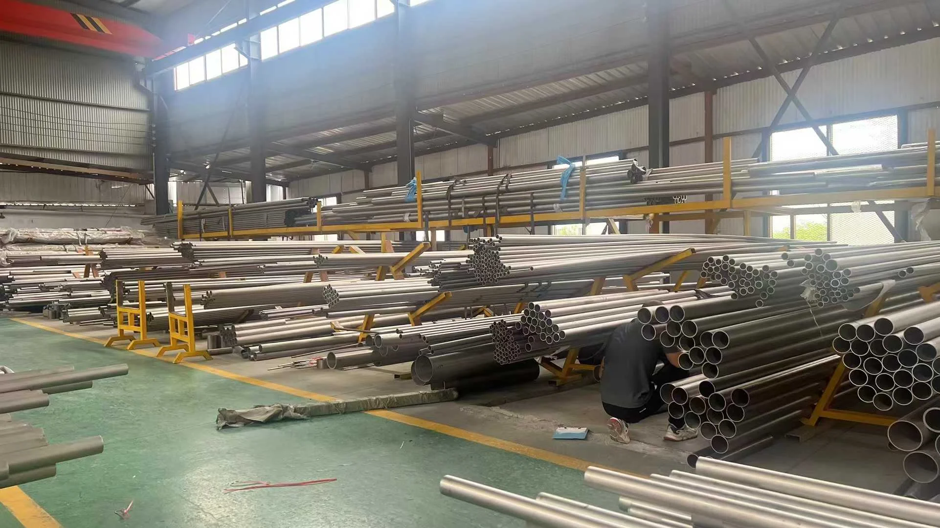 Titanium Seamless Tube Buying Guide: ASTM B338 Specs, Grade Selection, and How to Order Right 1 Titanium seamless tubes bundle showing uniform wall construction - industrial product photo for heat exchanger applications